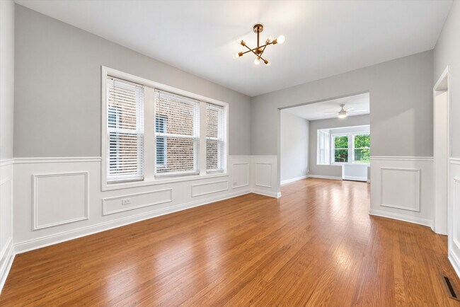 Building Photo - 5039 W Cullom Ave