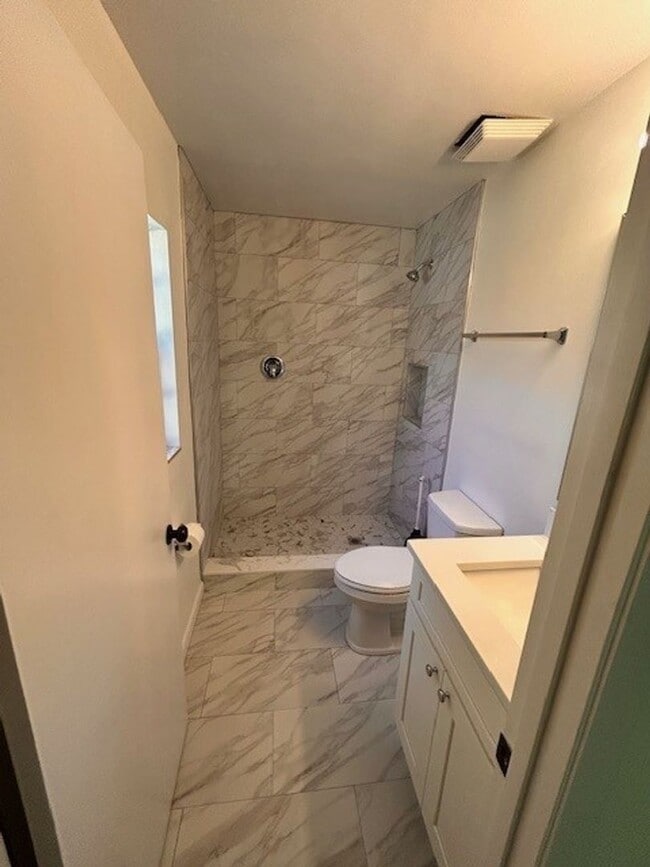 Building Photo - Newly renovated 3/2 Home in the Wedgewood ...