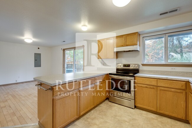 Building Photo - 3 Bedroom / 3 Bath Home Available in the Heart of Shady Cove!