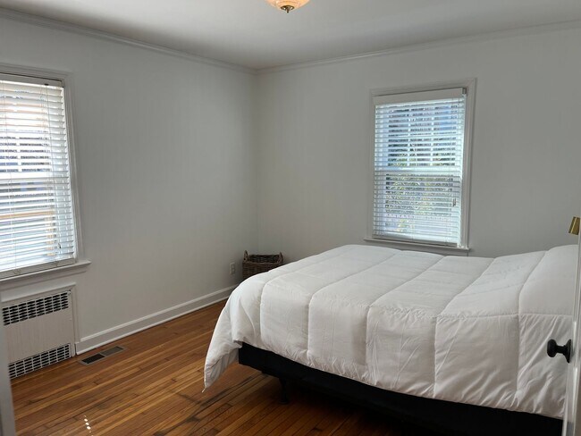 Building Photo - 3 Bedroom 2 Bath Fairfield House Near Southport