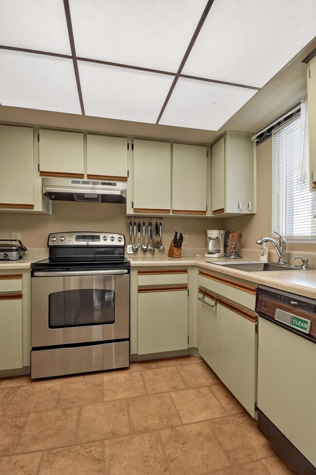 Building Photo - 1606 SE Green Acres Cir