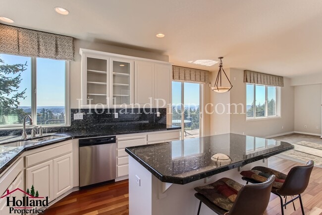 Building Photo - Beautiful 5-Bedroom Retreat with AC, Deck & Breathtaking Views