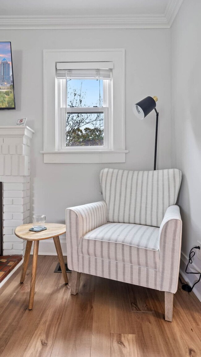 Building Photo - 720 1/2 West Woodlawn Avenue-SI ID1271939P