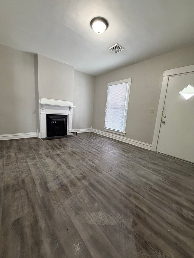 Building Photo - 1 bedroom ready for move in!