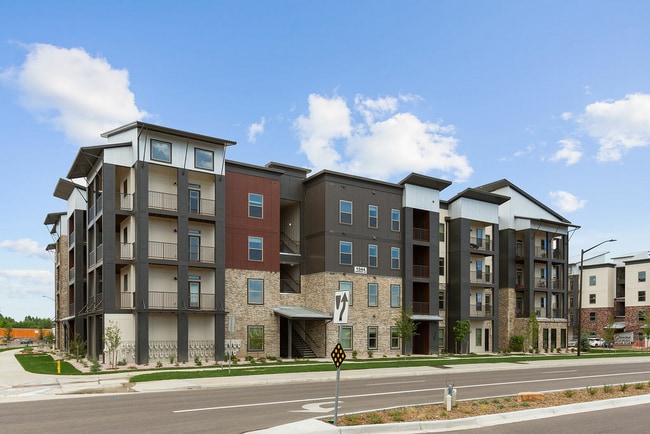 Building Photo - Crowne at Old Town North