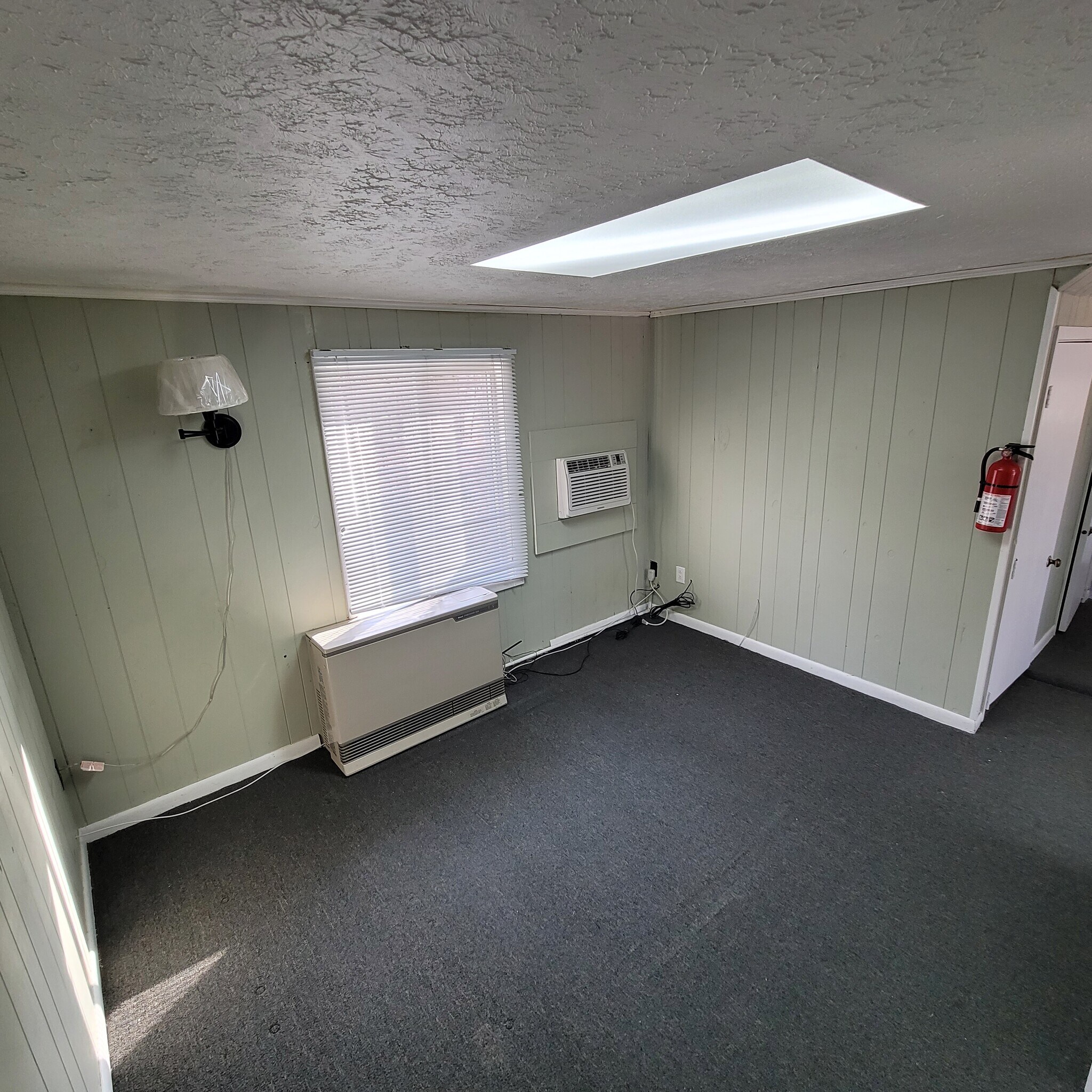 Building Photo - 17 Woodland Dr