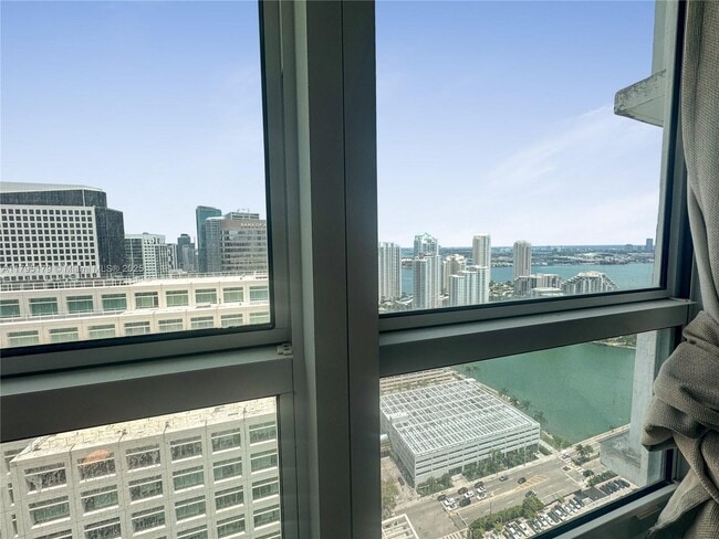 Building Photo - 950 Brickell Bay Dr