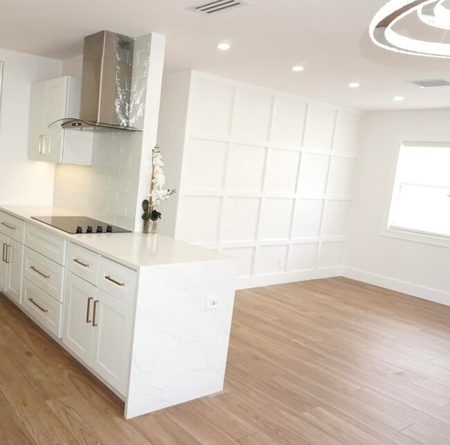 Building Photo - 403 Pinegrove Ave