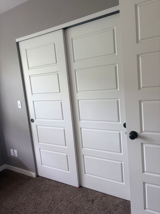 Building Photo - Beautiful Lightner Creek Townhome
