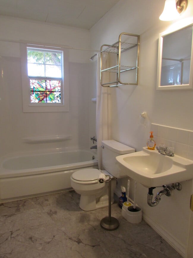 Building Photo - $900 3 Bedroom/1 Bath Spacious Home, Locat...