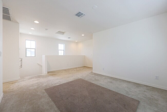 Building Photo - BEAUTIFUL 3 bed + LOFT