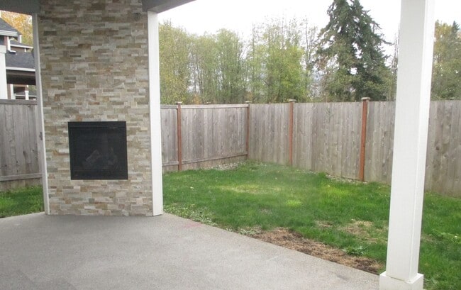 Building Photo - 3BD/2.5BA South Hill Puyallup Home - Stainless Appliances, Two Fireplaces & W/D Included