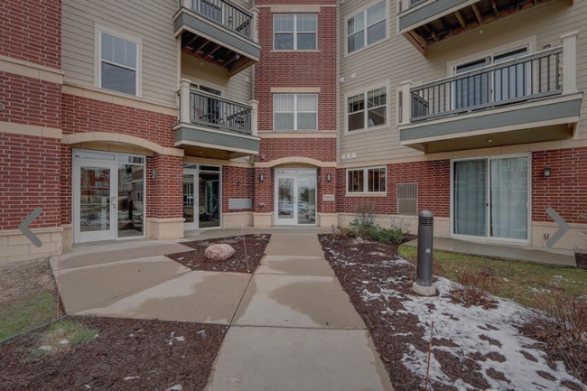 Building Photo - Comfortable Condo in Swan Creek