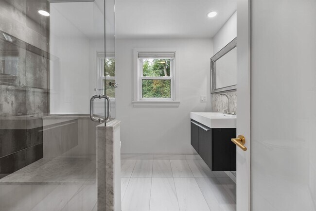 Building Photo - 4 Hadley Rd