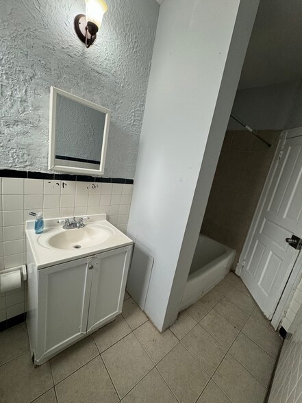 Building Photo - 4660 Castor Ave