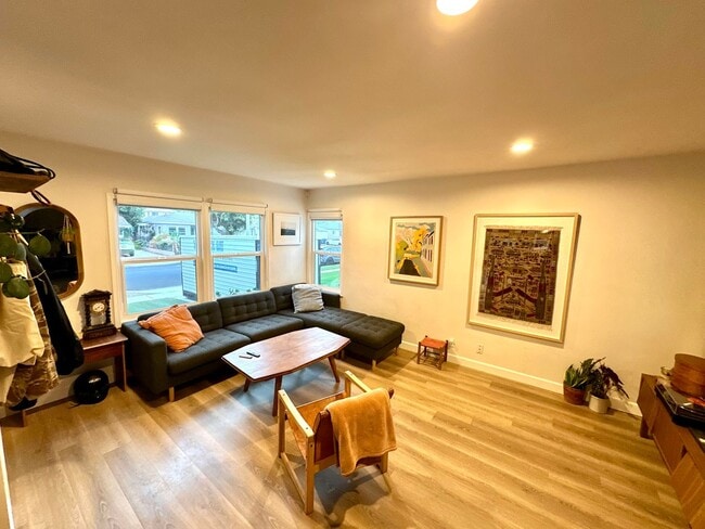 Building Photo - Quiet and Charming West LA Home!