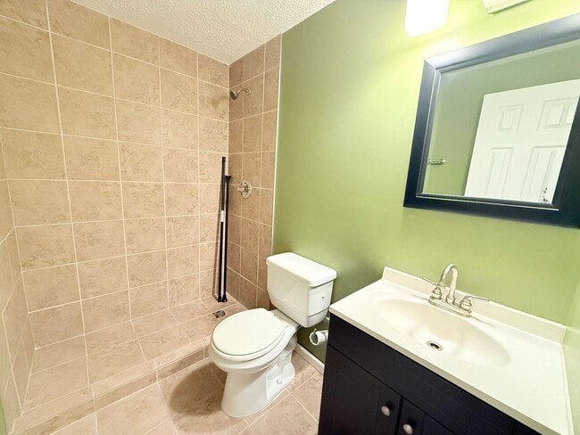 Building Photo - Beautiful Home in East Bloomington!