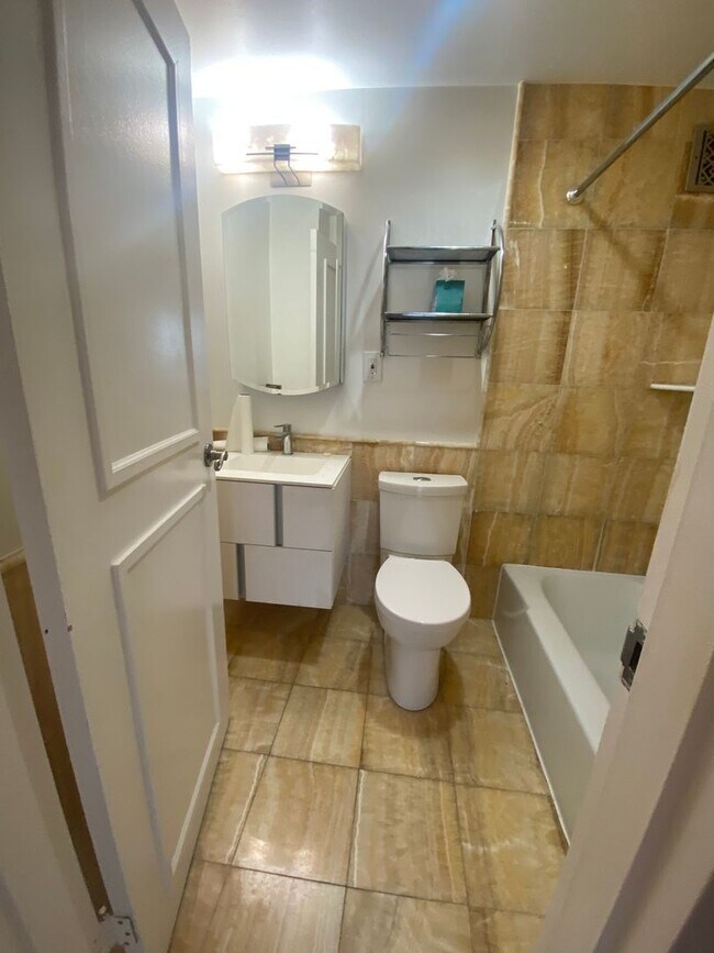 Building Photo - Updated One Bed One Bath Just a block from...