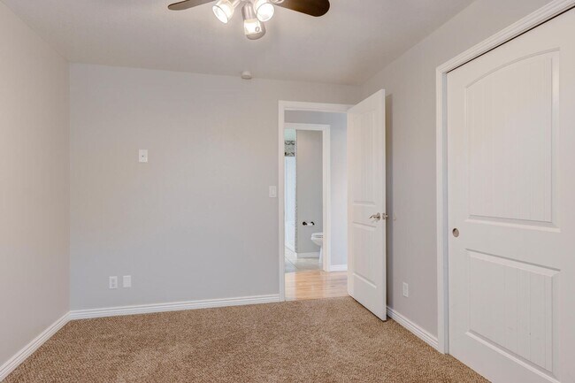 Building Photo - 10934 W Camas St