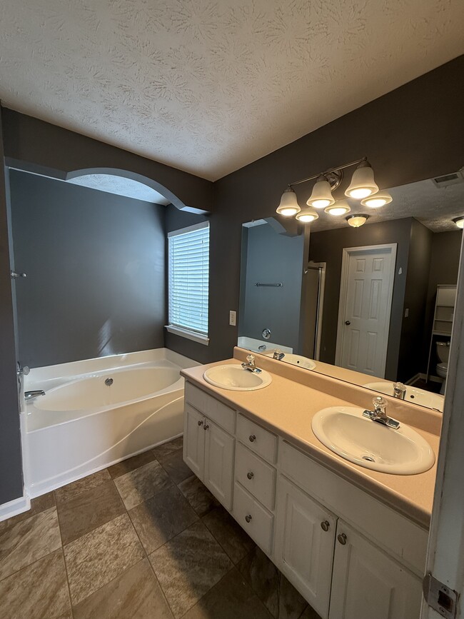 Building Photo - 945 Lochwolde Ln