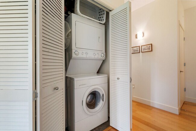 Building Photo - 2 Bed, 2 Bath Bright & Modern Condo in the Pearl District - Now Available!
