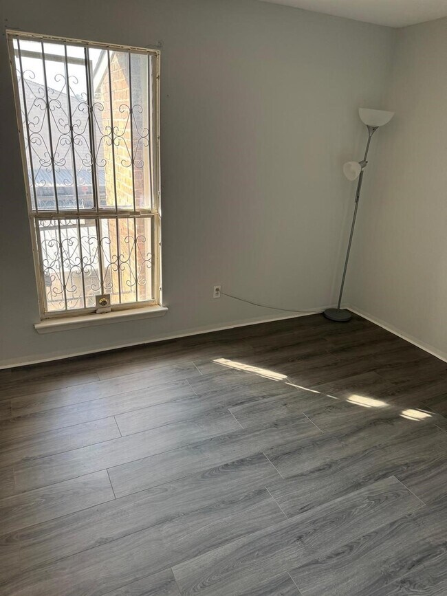 Building Photo - 10603 S Wilcrest Dr