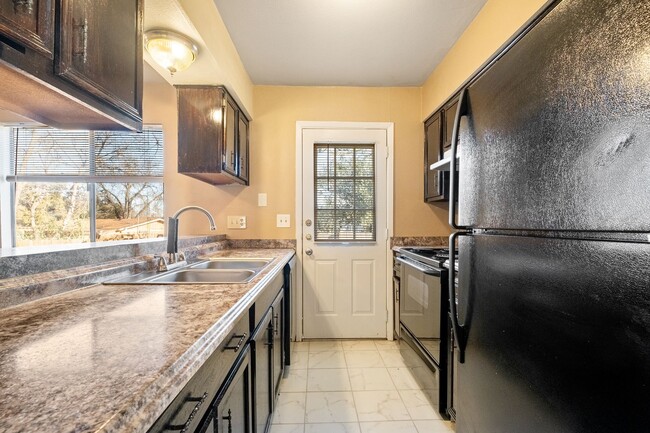 Building Photo - Charming 2 Bedroom, 2 Bath Duplex in a Prime South Austin Neighborhood