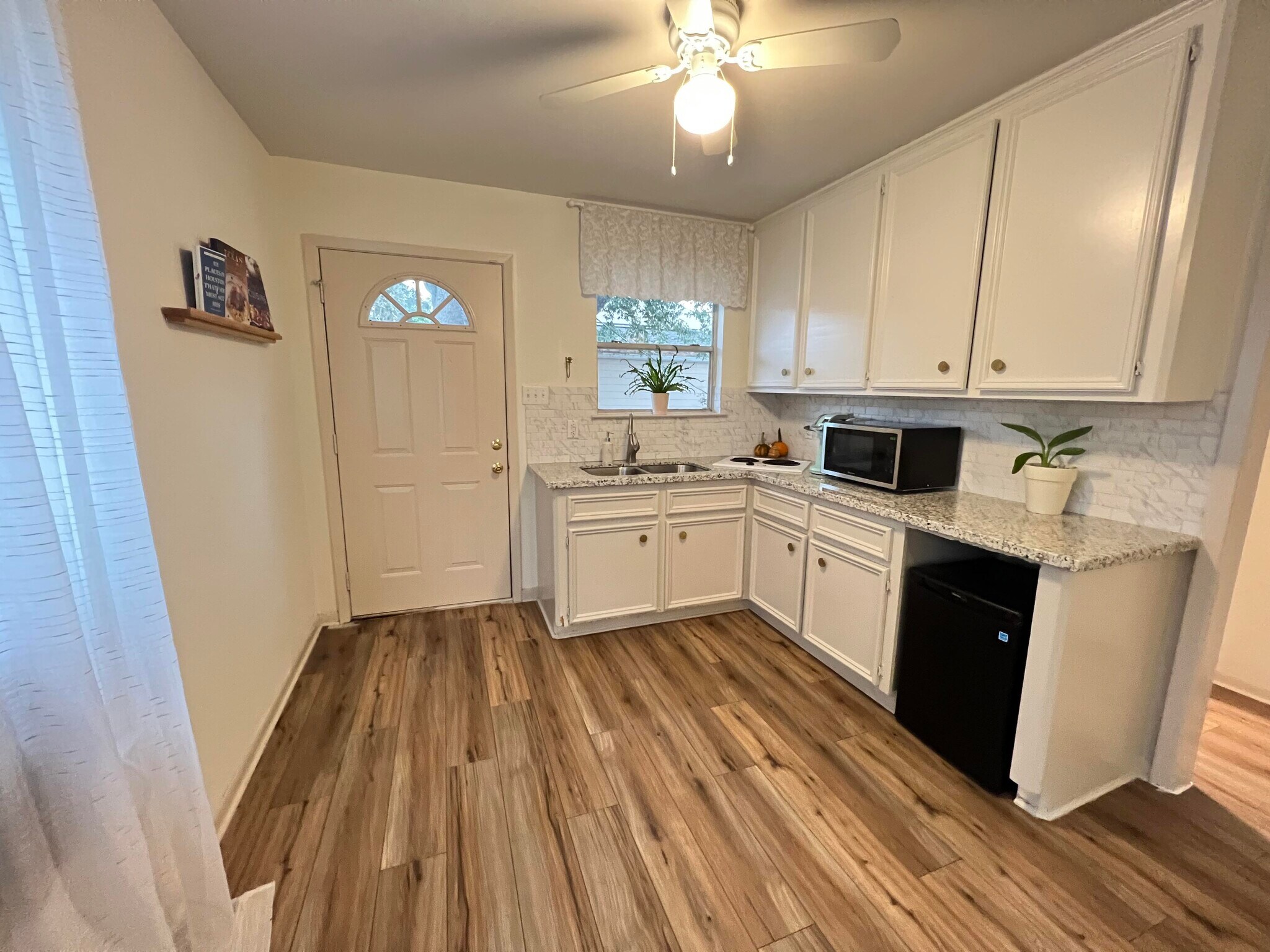 Kitchenette all equipped - 2522 Wordsworth St