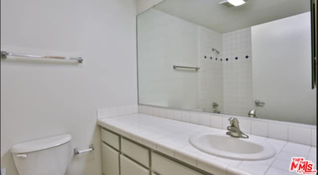 Building Photo - 2222 Beachwood Dr