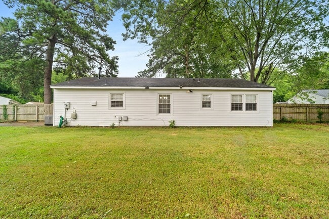 Building Photo - Newport News Rancher 3 BR 2 BA Culd-de-sac