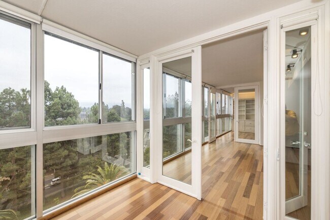 Building Photo - High Rise Living in the Heart of Downtown Palo Alto!