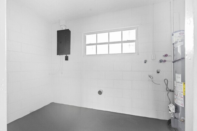 Building Photo - 307 Essex Dr