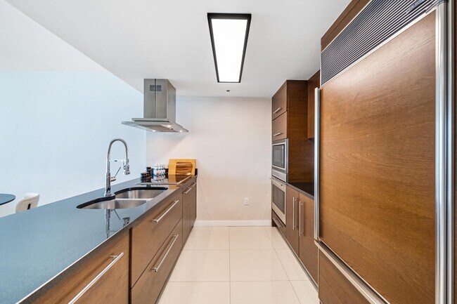Building Photo - 495 Brickell Ave