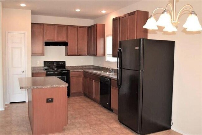Building Photo - Cozy one story 3 bedroom - 2 bathroom open...