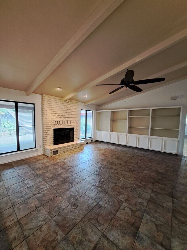 Building Photo - MOVE IN SPECIAL: Half OFF the 1st Month's ...