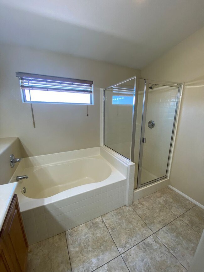Building Photo - Wonderful 3 bed/2.5 bath home located in the South End of Vegas