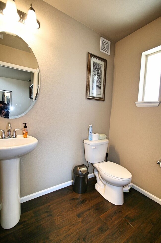 Building Photo - Beautiful 3 bedroom home located in Bannin...