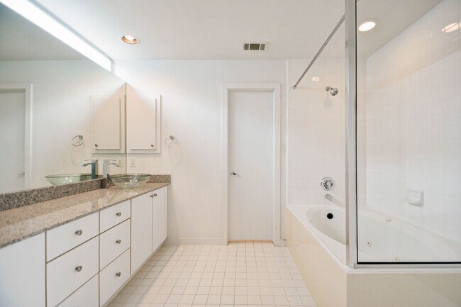 Building Photo - Open Floorplan 3-story Townhome in Midtown!
