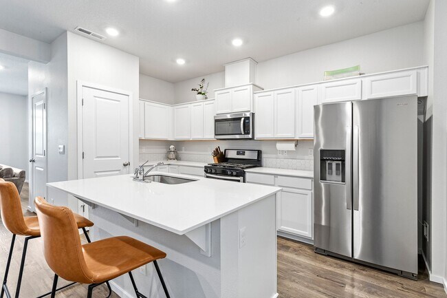 Building Photo - 3BD 2.5BA + Townhouse w/2-Car Garage + AC