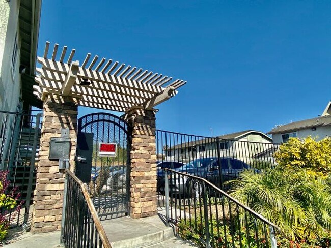 Building Photo - 5040 A St #10