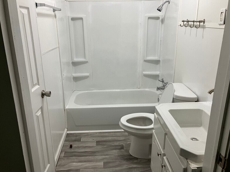 Bathroom with linen closet - 1301 N Green St