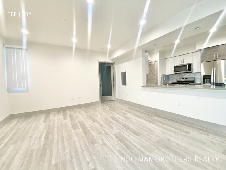 Building Photo - 4847 Oakwood Ave