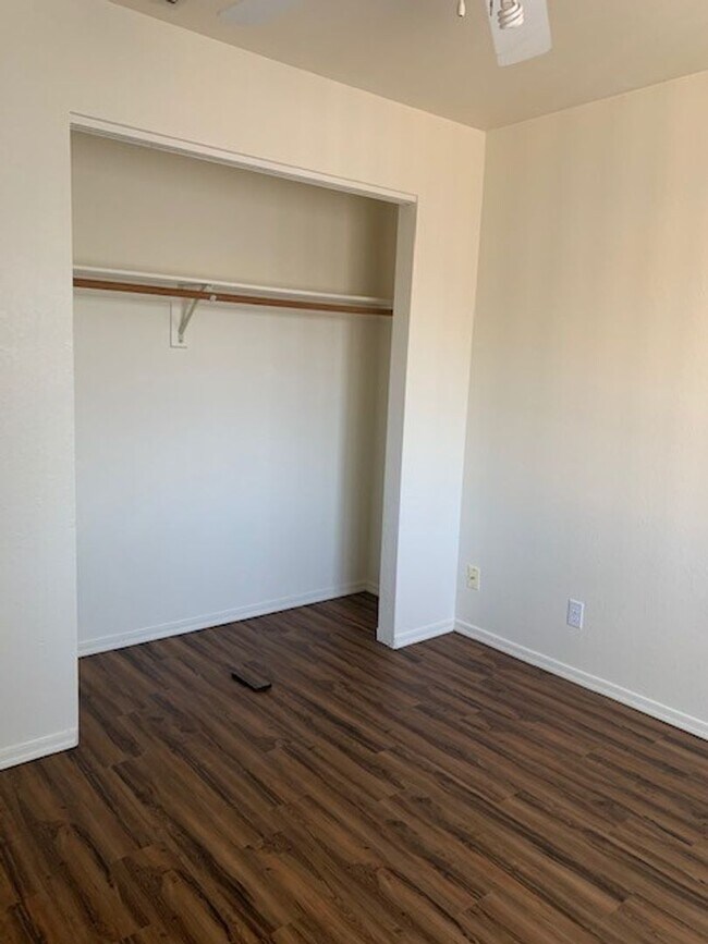 Building Photo - Unfurnished Full Time