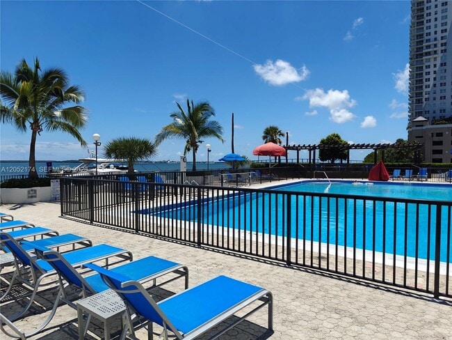 Building Photo - 999 Brickell Bay Dr