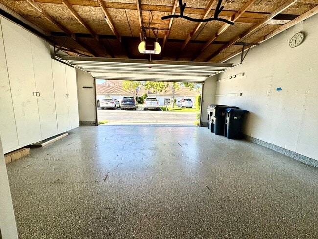 Building Photo - Beautiful 3 Bedroom Townhome near Mission ...