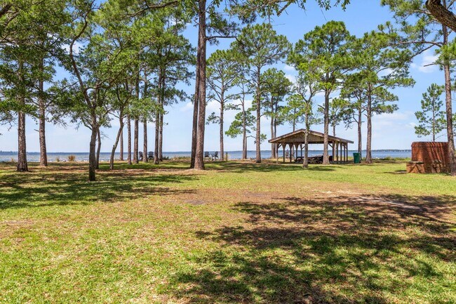 Building Photo - Updated Home in Raintree Estates!