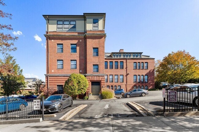 Building Photo - 72 Ashland St