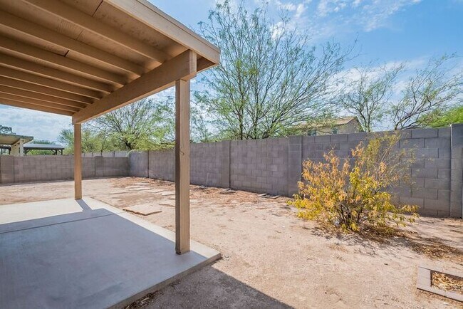 Building Photo - Pending/ Rented - Spacious 3-Bed Tucson Re...