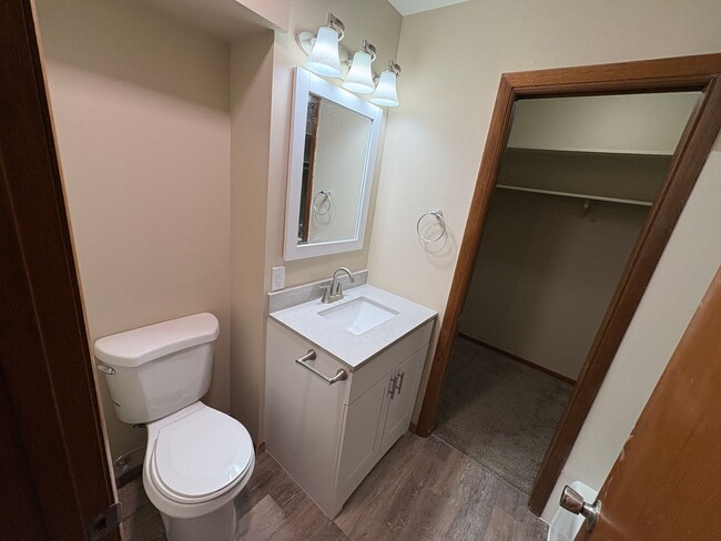 Building Photo - Available May 6th! Remodeled 1 bedroom unit