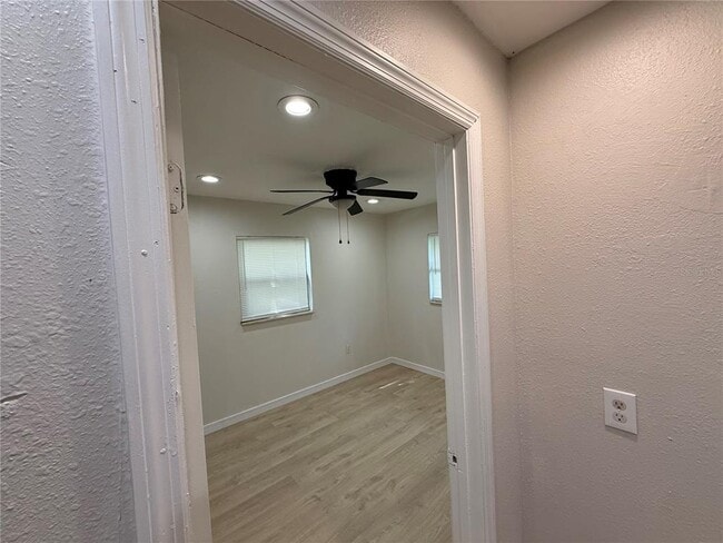Building Photo - 10022 N Lantana Ave